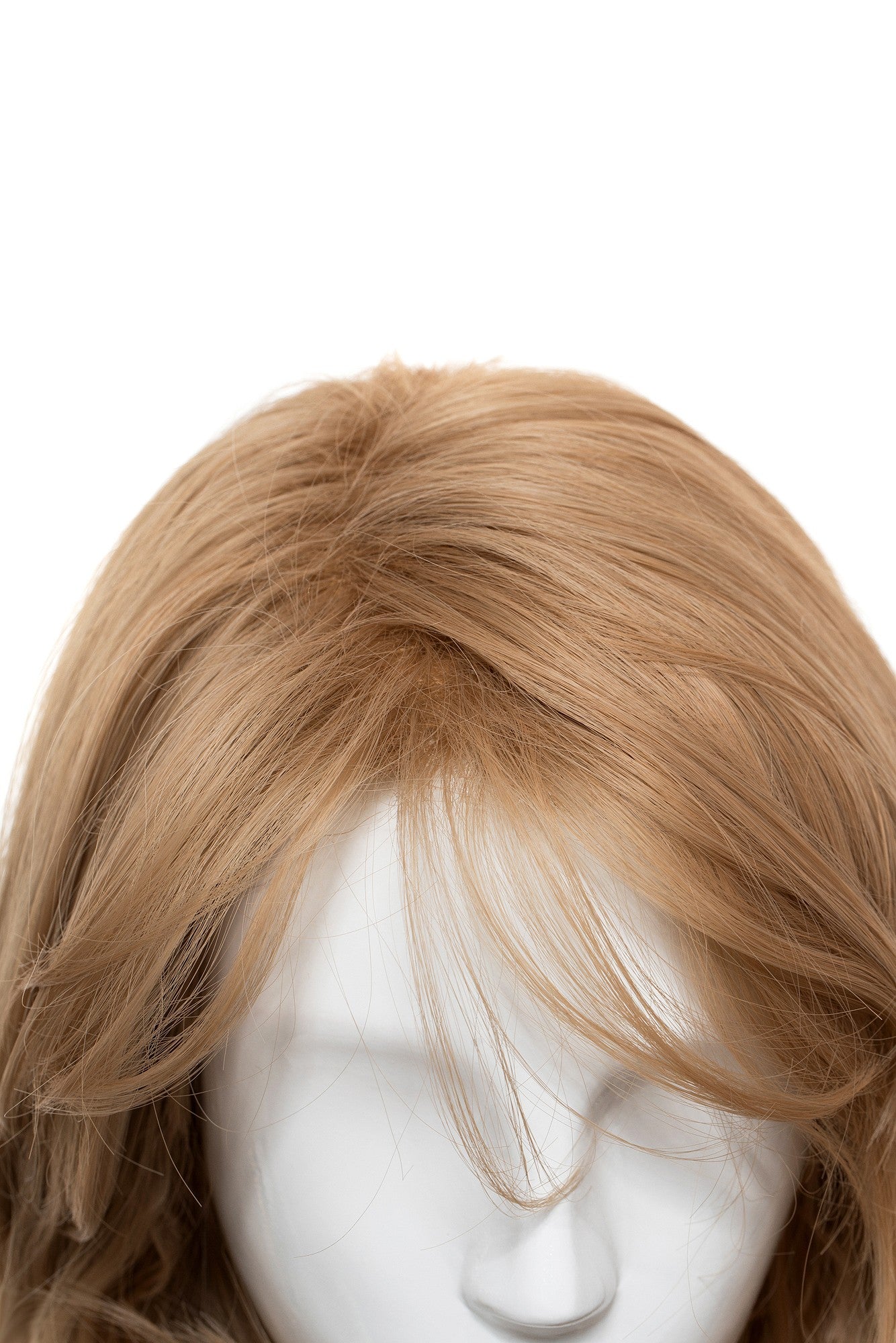 Perucă blondă medie: breton lateral și șuvițe lungi, vedere de aproape