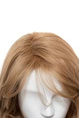 Perucă blondă medie: breton lateral și șuvițe lungi, vedere de aproape