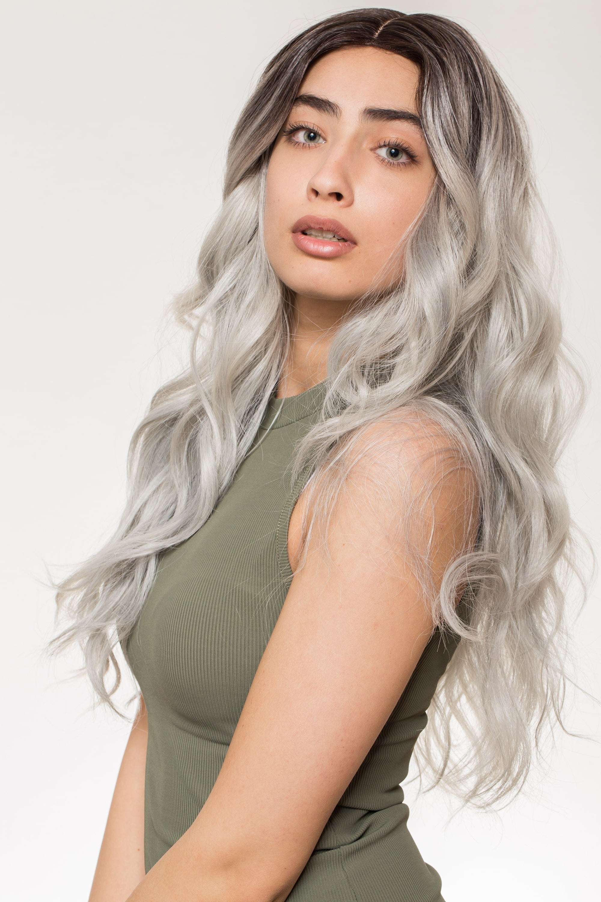 Perucă lungă ondulată ombre blond argintiu, rădăcini închise, coafură pe umeri