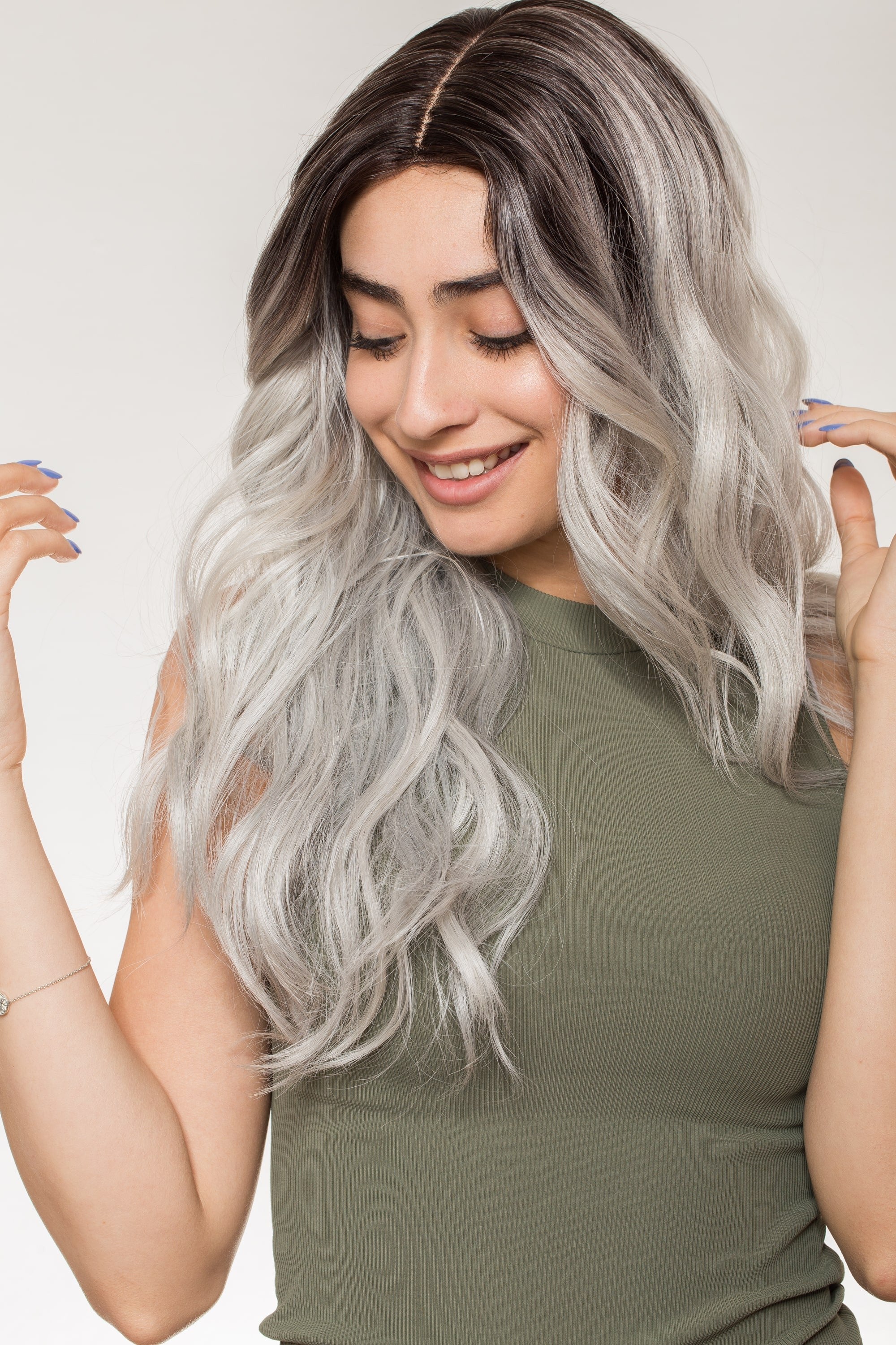 Perucă lungă ondulată ombre blond argintiu, despicătură pe centru, rădăcini închise