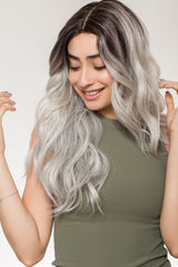 Perucă lungă ondulată ombre blond argintiu, despicătură pe centru, rădăcini închise