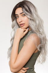 Perucă ondulată ombre blond argintiu, față încadrată de şuvițe gri-argintii