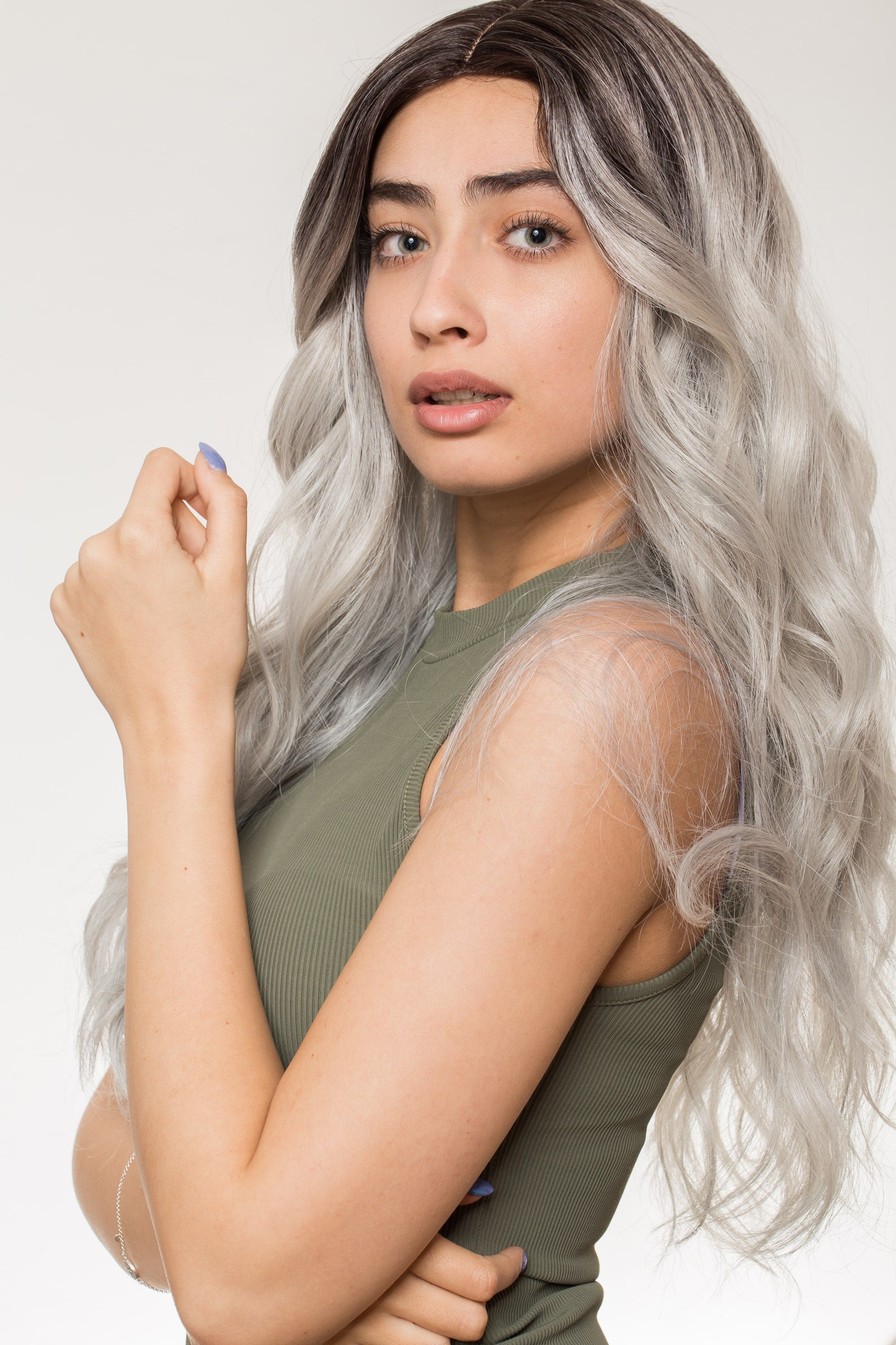 Perucă lungă ondulată ombre blond argintiu, rădăcini închise, volum la cărare