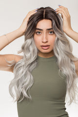 Perucă lungă ondulată ombre blond argintiu, rădăcini închise, păr despicat pe centru