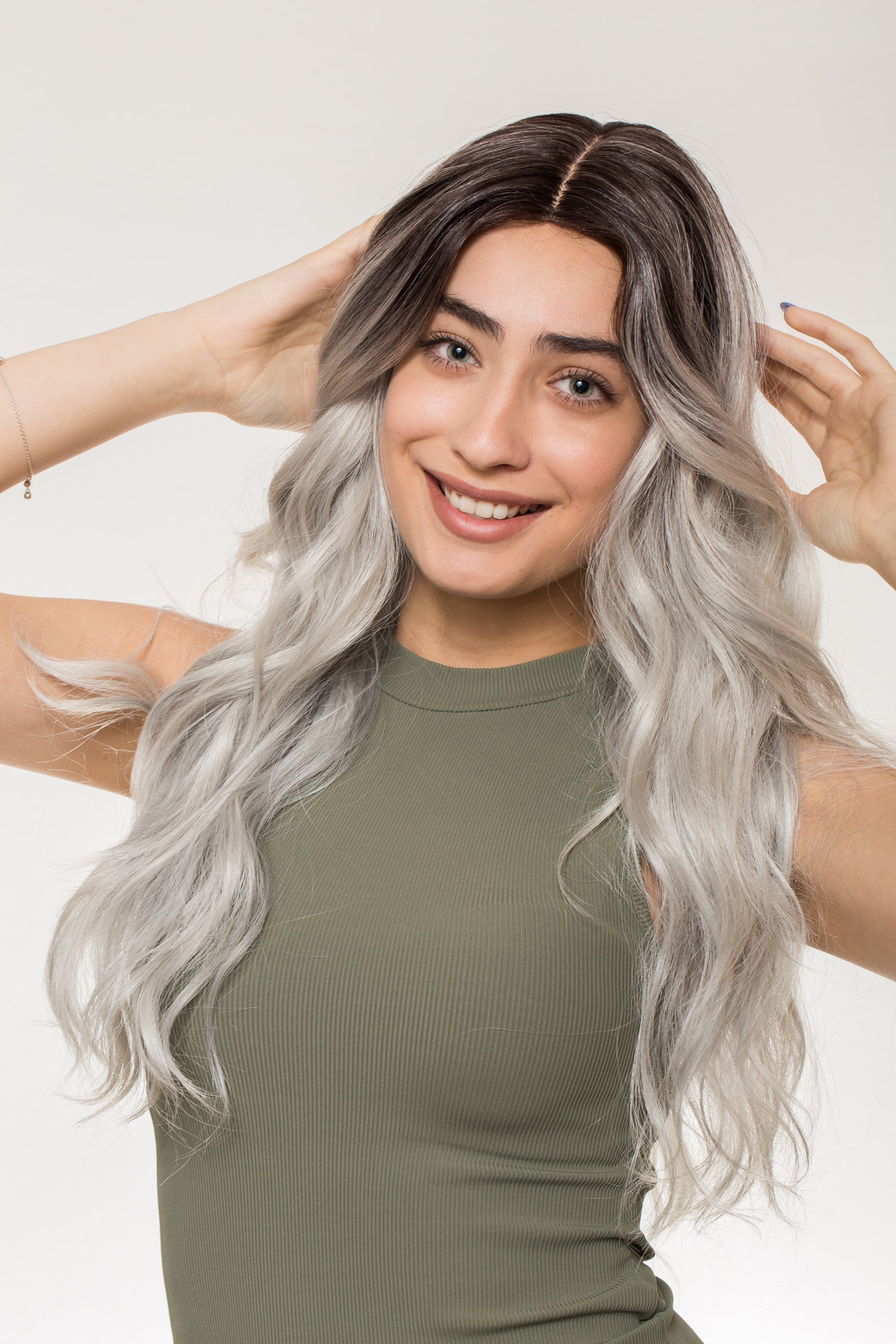 Perucă ondulată ombre blond argintiu, breton lateral, rădăcini închise