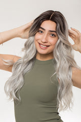 Perucă ondulată ombre blond argintiu, breton lateral, rădăcini închise