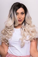 Perucă Vicky Ombre pe manechin, păr ondulat voluminos, negru la bază și bej deschis