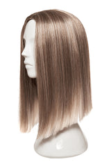 Perucă blond cenușiu mixt, păr drept, vedere laterală pe manechin.