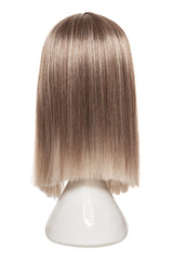 Perucă blond cenușiu mixt, păr drept până la umeri, vedere din spate.