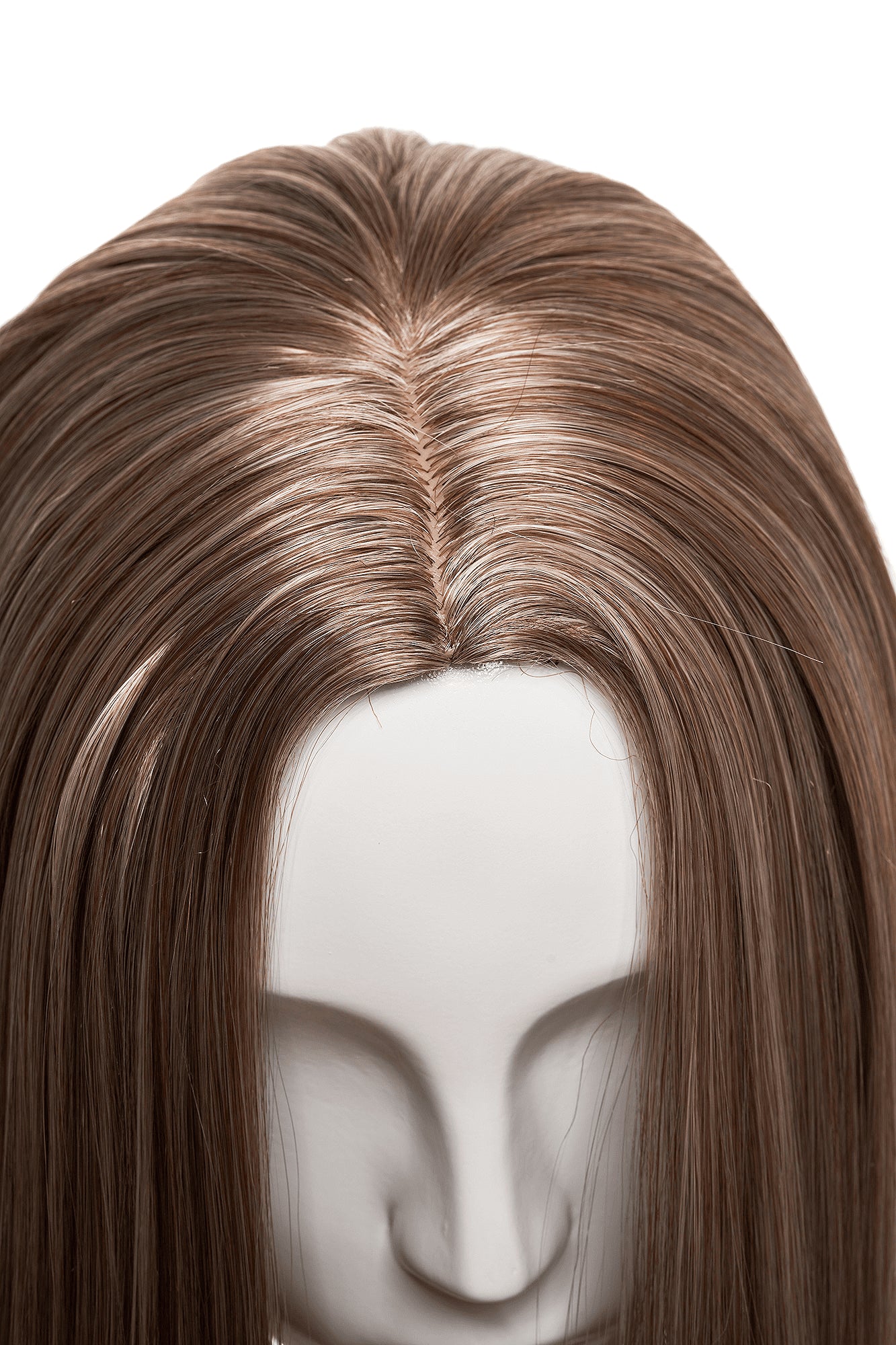 Perucă blond cenușiu mixt, cărare la mijloc, șuvițe fine, pe manechin.