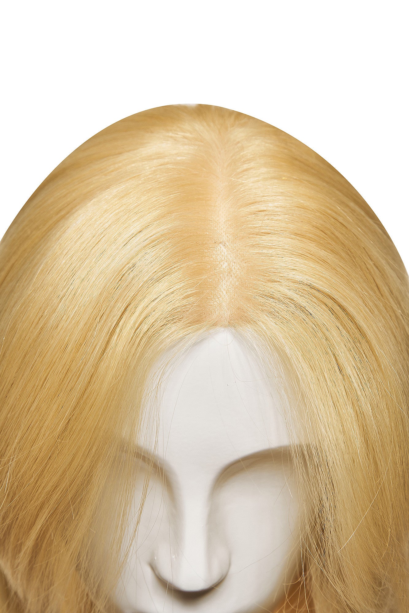Perucă naturală blond deschis, despărțire centrală, linia părului vizibilă la coroană
