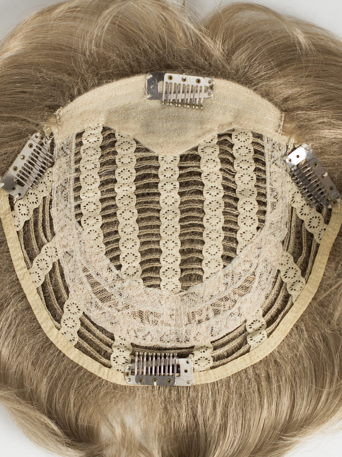 Suport perucă parțială clip-on cu capse metalice și bază din plasă, păr blond.