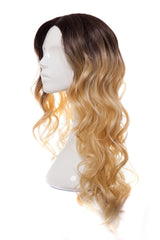 Perucă ADORA ombre blond deschis, ondulații lungi, profil lateral cu rădăcini închise