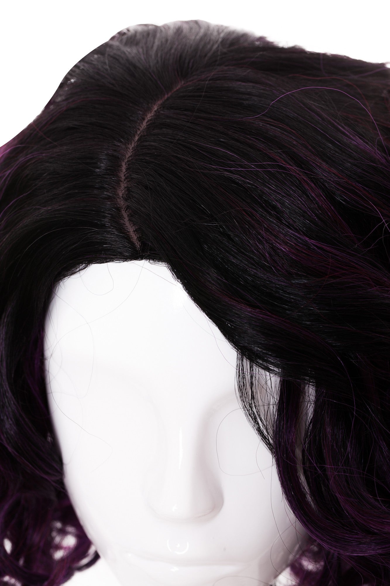 Perucă cu șuvițe violet-închis pe bază neagră, vedere de aproape pe cap