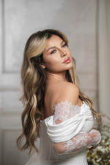 Șuvițe blond auriu purtate cu tresă clip-on, coafură lungă pe umeri
