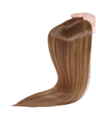 Șuviță de păr brun-caramel cu aspect natural, textură moale